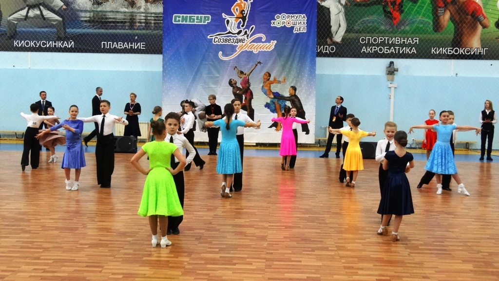 Танцуют все